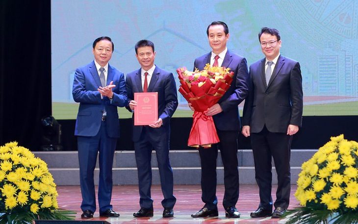 Phó thủ tướng Trần Hồng Hà trao quyết định phê duyệt quy hoạch tỉnh Vĩnh Phúc thời kỳ 2021 - 2030, tầm nhìn đến năm 2050 cho Phó bí thư thường trực Tỉnh ủy Vĩnh Phúc Phạm Hoàng Anh (thứ 2 từ phải sang) và Phó chủ tịch UBND tỉnh Vĩnh Phúc Vũ Chí Giang (thứ 3 từ phải sang) - Ảnh: VGP