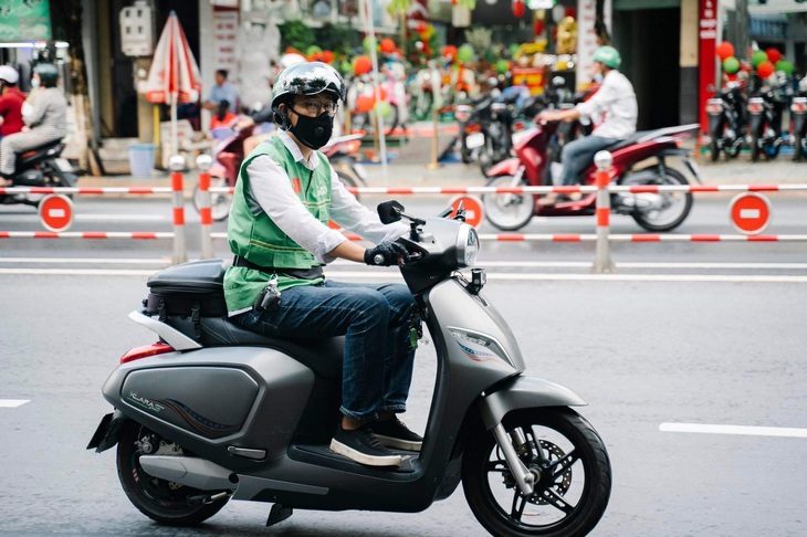 Chạy xe công nghệ với xe máy điện là siêu lợi nhuận - Ảnh 1.
