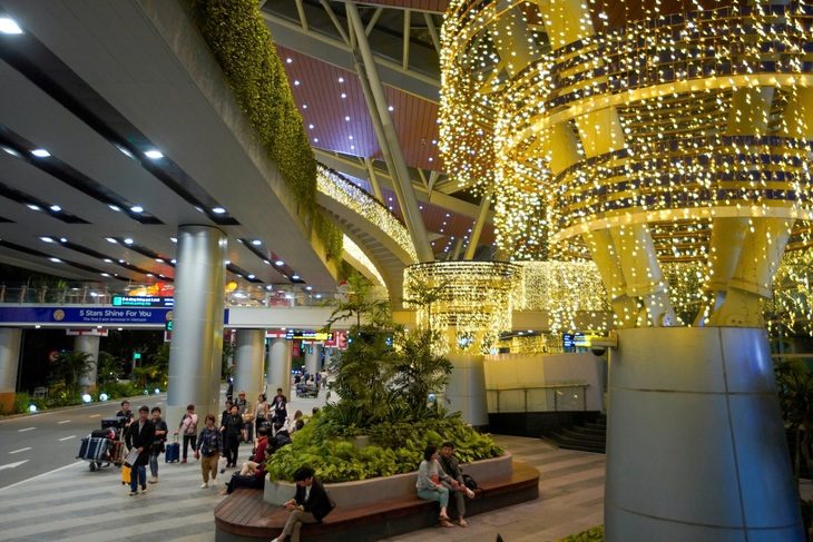 'Con đường ánh sáng' mùa Giáng sinh ở sân bay Đà Nẵng - Ảnh 1.