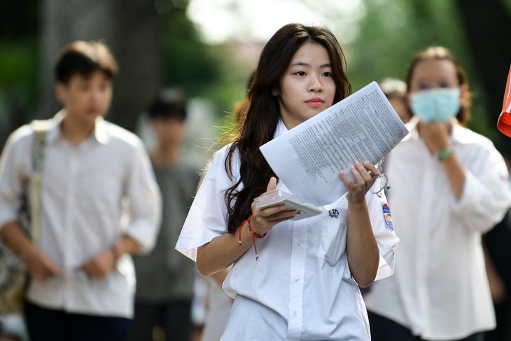 Bộ GD-ĐT: Điểm sàn khối sức khỏe 19-22,5; khối giáo viên 17-19- Ảnh 1. Thí sinh tham dự kỳ thi tốt nghiệp THPT 2024 - Ảnh: NAM TRẦN