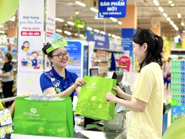 Cả gia đình cùng sống xanh- Ảnh 1. Co.opmart, Co.opXtra khuyến khích khách hàng dùng túi sử dụng nhiều lần khi mua sắm - Ảnh: Hồng Châu
