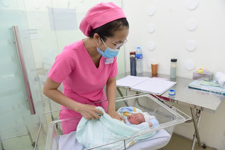 Tổng tỉ suất sinh của TP.HCM chỉ 1,39 con/mẹ, đang ở mức rất thấp so với mức sinh thay thế trên cả nước. Trong ảnh: nhân viên y tế chăm sóc một trẻ sơ sinh tại Bệnh viện Từ Dũ vào sáng 15-11 - Ảnh: DUYÊN PHAN Tổng tỉ suất sinh của TP.HCM chỉ 1,39 con/mẹ, đang ở mức rất thấp so với mức sinh thay thế trên cả nước. Trong ảnh: nhân viên y tế chăm sóc một trẻ sơ sinh tại Bệnh viện Từ Dũ vào sáng 15-11 - Ảnh: DUYÊN PHAN
