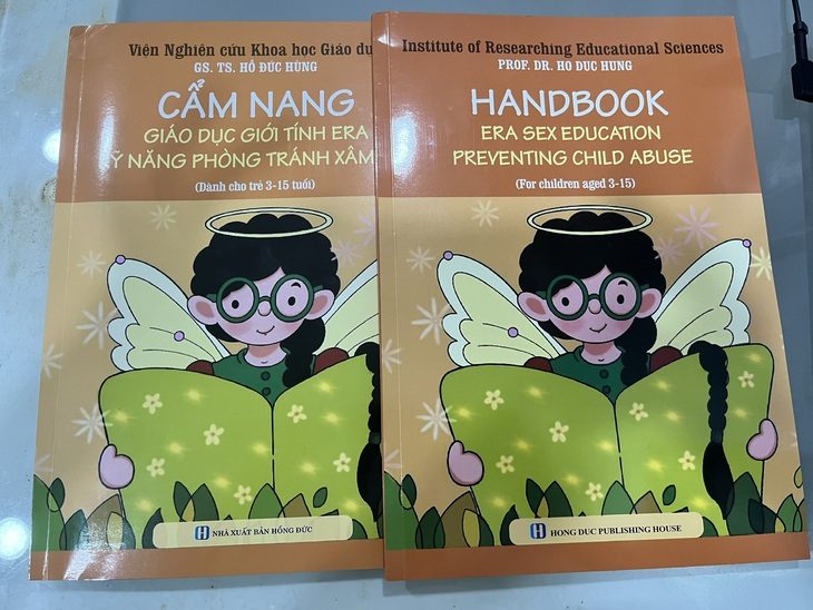 Sách cẩm nang trong bộ sách về giáo dục giới tính do Viện Nghiên cứu khoa học giáo dục (TP.HCM) biên soạn - Ảnh: MỸ DUNG