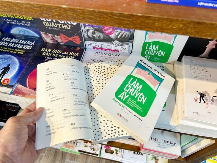 Chọn sách tham khảo cho học sinh thế nào mà lọt nội dung nhạy cảm?- Ảnh 1. Tổ chức cho học sinh tìm hiểu, thảo luận về giáo dục giới tính là điều cần thiết trong nhà trường, tuy nhiên cần phải phù hợp và cẩn trọng. Trong ảnh: sách về giới tính tuổi mới lớn, sách hôn nhân gia đình tại một nhà sách ở TP.HCM - Ảnh: T.T.D.