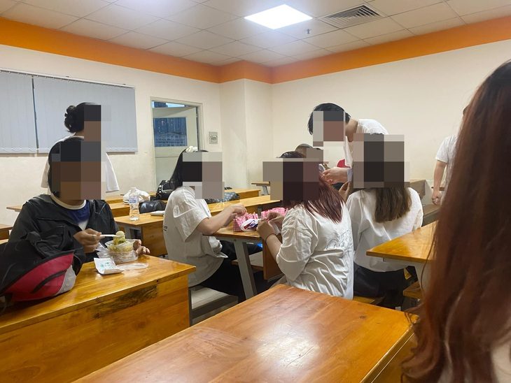 Đang họp, chuông điện thoại reo inh ỏi khiến mọi người chưng hửng- Ảnh 1. Sinh viên còn mang đủ loại thức ăn vào lớp làm dậy mùi rất khó chịu - Ảnh: AN VI