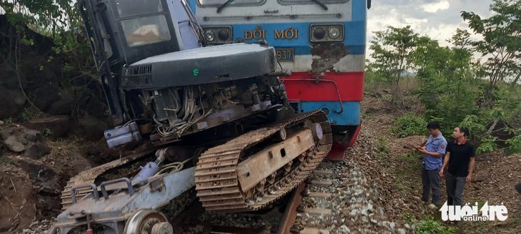 Hiện trường vụ va chạm giữa đoàn tàu SE10 và máy xúc - Ảnh: CTV