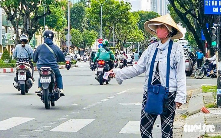 Công ty vé số học tập nước ngoài, người bán dạo mong ước điều gì? - Ảnh 1. Đỡ bớt gánh nặng cho người bán vé số dạo - Ảnh 1.