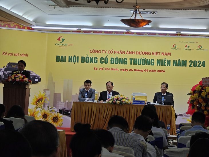 Cổ đông chất vấn lãnh đạo Vinasun chi 650 tỉ đồng mua 700 ô tô hybrid chạy taxi- Ảnh 1. Vinasun tổ chức đại hội cổ đông năm 2024. Nhiều cổ đông đặt câu hỏi về tính khả thi khi chi 650 tỉ đồng mua ô tô mới chạy taxi - Ảnh: CÔNG TRUNG