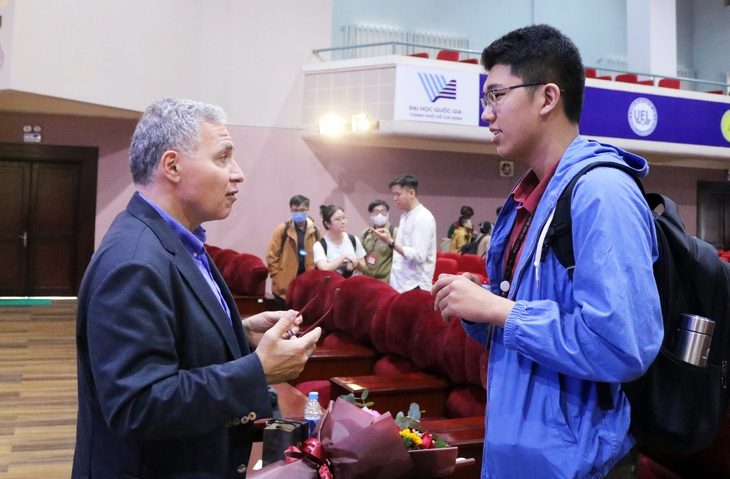 Thái Gia Bảo trao đổi cùng giáo sư Benjamin Philosophe - Ảnh: TR.NHÂN