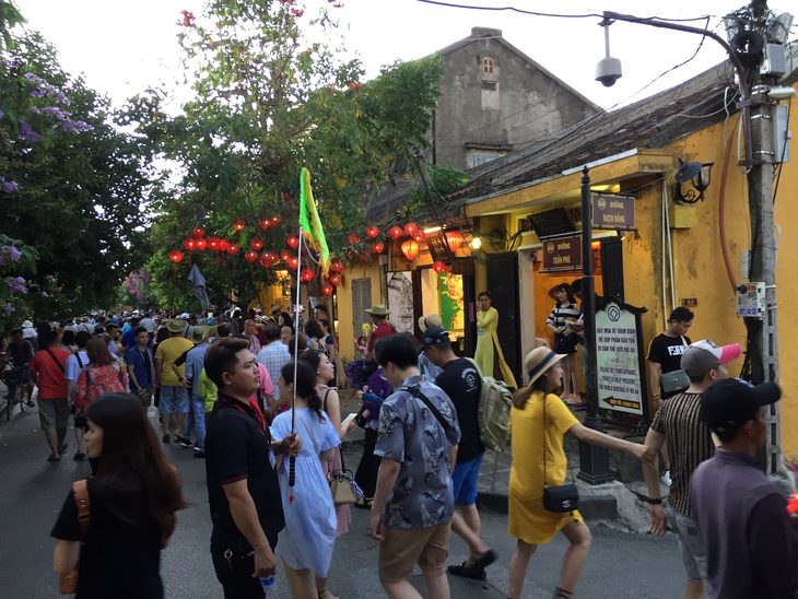 Khách chen chân đi bộ trong phố cổ Hội An - Ảnh: B.D.