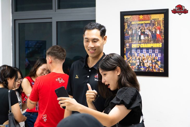Người hâm mộ giao lưu cùng cầu thủ Thang Long Warriors - Ảnh: VBA