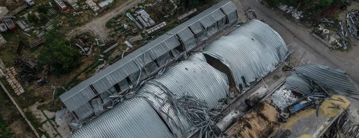 Cuộc xung đột ngũ cốc Nga - Ukraine: Ai 'ngư ông đắc lợi'? - Ảnh 1. Một kho ngũ cốc ở làng Pavlivka của Ukraine bị tên lửa hành trình Kalibr của Nga tấn công vào đêm 21-7 - Ảnh: WASHINGTON POST