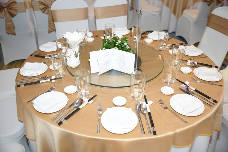 Dặn 'đám cưới nhớ mời' rồi không đi, tiền mừng cũng chẳng gửi- Ảnh 1. Nhận thiệp cưới, nếu không thể tham dự cũng nên gửi tiền mừng, thậm chí báo trước để gia chủ sắp xếp bàn tiệc cho phù hợp lượng khách - Ảnh minh họa: NGỌC PHƯỢNG