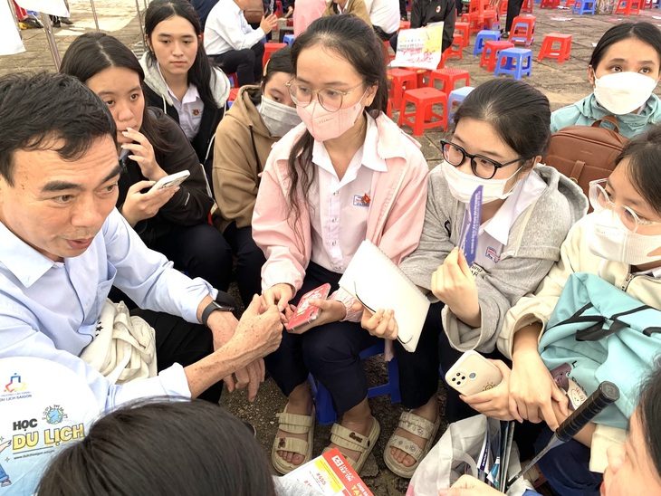 Chưa tốt nghiệp đại học làm sao để được học thạc sĩ?- Ảnh 1. Tư vấn cho học sinh, TS Phạm Tấn Hạ - phó hiệu trưởng Trường đại học Khoa học xã hội và Nhân văn (Đại học Quốc gia TP.HCM) - cho biết sinh viên của trường năm ba có kết quả học tập khá sẽ được học cùng lúc đại học - thạc sĩ tại trường - Ảnh: TRẦN HUỲNH