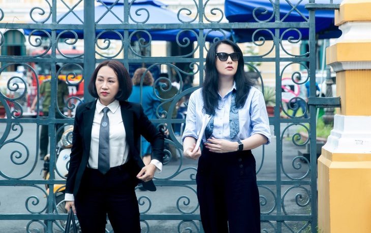 Cựu siêu mẫu Ngọc Thúy xuất hiện tại tòa trong vụ tranh chấp tài sản với chồng cũ - Ảnh 1. Cựu siêu mẫu Ngọc Thúy (phải) tại tòa - Ảnh: T.L.