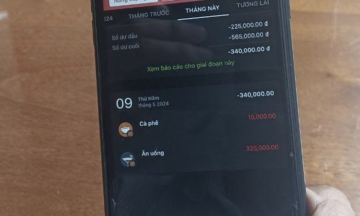 Đang ráng tiết kiệm, bị hỏi 'mua được nhiêu vàng'- Ảnh 1. Chi tiêu tiết kiệm, dùng app theo dõi chi tiêu là thói quen nhiều bạn trẻ - Ảnh: MÂY TRẮNG