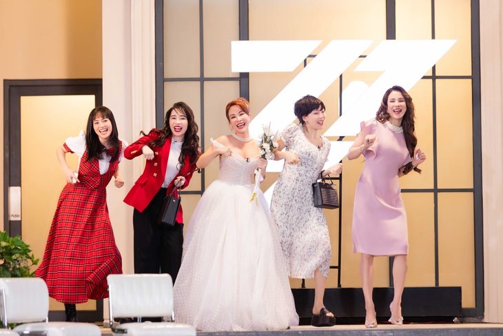 Các "chị đẹp" thích thú với màn hóa trang thành người thân - Ảnh: BTC