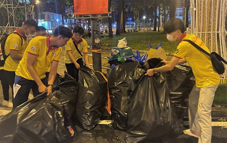 Chiến sĩ Xuân tình nguyện TP.HCM dọn rác sau trận chung kết - Ảnh 1. Chiến sĩ Xuân tình nguyện TP.HCM dọn rác sau trận chung kết - Ảnh 1.